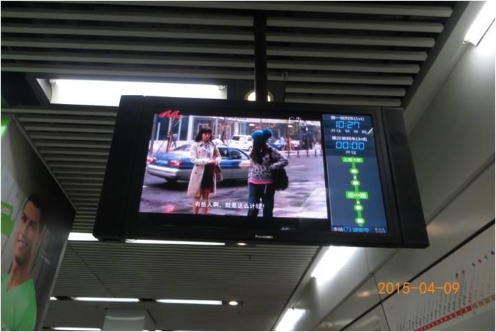 图2 上海地铁、高校广告，学生扫描二维码-1.jpg